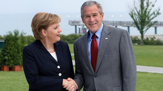 Angela Merkel und George W. Bush © dpa 