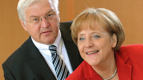 Bundeskanzlerin Angela Merkel und Bundesaußenminister Frank-Walter Steinmeier. © dpa-report 