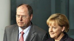 Bundesfinanzminister Peer Steinbrück (SPD) und Bundeskanzlerin Angela Merkel (CDU) © dpa - Bildfunk Foto: Wolfgang Kumm