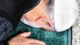 Moslem kniet auf Gebetsteppich © dpa Foto: Peter Steffen