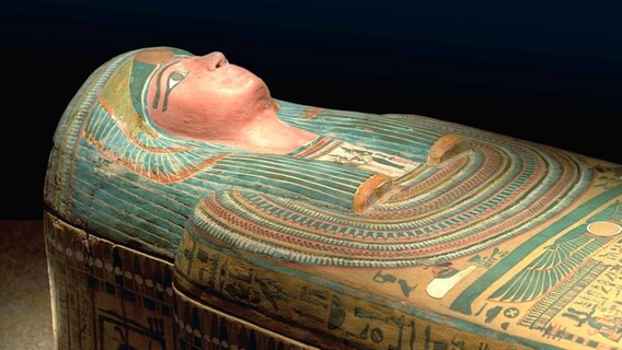 Sarg der Mumie Penju (um 800 v.Chr in Ägypten) © Picture-Alliance / akg-images 