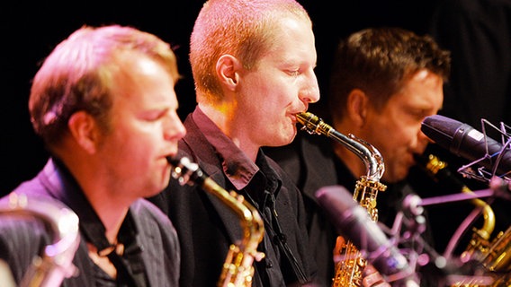 Fiete Felsch, Peter Bolte und Frank Delle (von links), im Konzert der NDR Bigband, 28. 8. 2008 © NDR Foto: Christian Spielmann