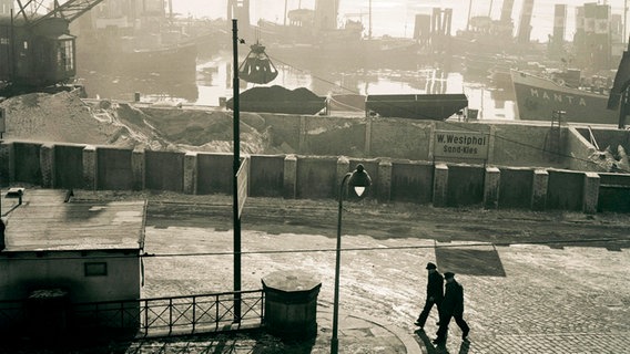 Zwei Seeleute, im Hintergrund der Hamburger Hafen. © picture-alliance / IMAGNO/Franz Foto: Franz Hubmann