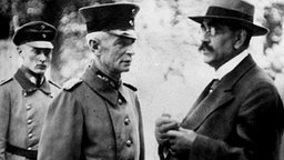 General v. Lüttwitz (M.) mit Reichswehrminister Gustav Noske (r.).  Foto: Gircke, W.