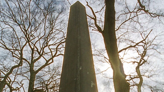 Der Obelisk erinnert an die Schlacht bei Altenesch am 27. Mai 1234. © picture-alliance / dpa Foto: picture-alliance / dpa