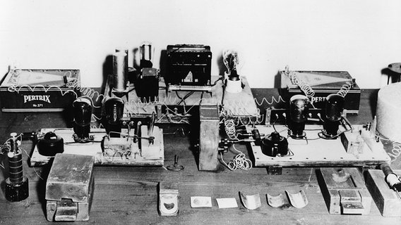 Arbeitstisch von Otto Hahn, an dem er 1938 die Kernspaltung entdeckte. Undatierte Aufnahme. © picture-alliance / akg-images Foto: akg-images