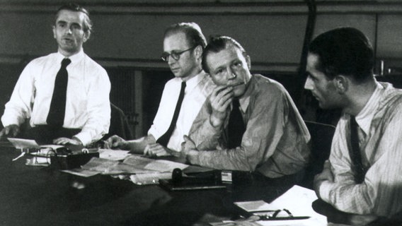 Der Journalist Peter von Zahn (2. v. r.) und weitere NWDR-Redakteure 1947. © NDR/A. Bankhardt 