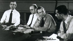 Der Journalist Peter von Zahn (2. v. r.) und weitere NWDR-Redakteure 1947. © NDR 