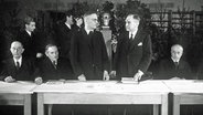Gründung der Max-Planck-Gesellschaft am 26. Februar 1948 in Göttingen: In der Mitte stehen Adolf Grimme (l.) und Otto Hahn (r.). © picture-alliance / dpa Foto: Fotoreport Max-Planck-Gesellschaft