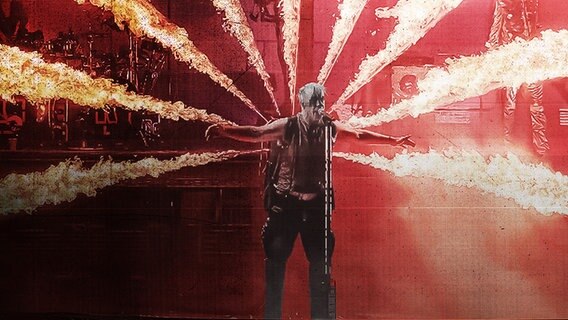 Sänger Till Lindemann auf einer Bühne inmitten von Flammen und vor einem roten Hintergund. © NDR Foto: Studio Fritz Gnad