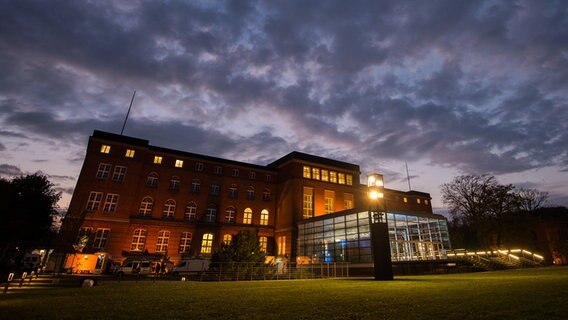 Das Landeshaus ist bei Nacht beleuchtet und in den Fenstern brennt Licht. © dpa picture alliance Foto: Daniel Bockwoldt