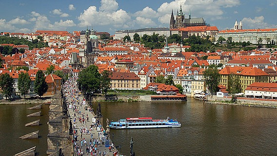Blick auf die Karlsbrücke und die Burg in Prag. Blick auf die Karlsbrücke und die Burg in Prag. © Prague Information Service