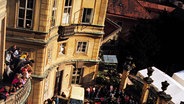 DDR-Flüchtlinge belagern das Gelände der Botschaft der Bundesrepublik in Prag. © picture-alliance / akg-images Foto: akg-images