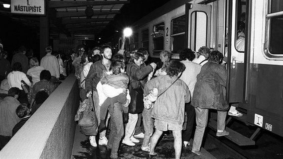 Endlich Ausreisen: Vom Bahnhof in Prag geht es mit Sonderzügen der "Reichsbahn" in die Bundesrepublik. © picture-alliance/ ZB Foto: CTK