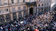In und vor der bundesdeutschen Botschaft in Prag warten am 4. Oktober 1989 rund 8000 DDR-Bürger auf ihre Ausreise. © picture-alliance / dpa Foto: Kemmether