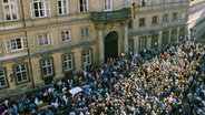 In und vor der bundesdeutschen Botschaft in Prag warten am 4. Oktober 1989 rund 8000 DDR-Bürger auf ihre Ausreise. © picture-alliance / dpa Foto: Kemmether