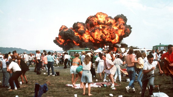 Bei der Flugschau in Ramstein am 28.8.1988 explodiert ein abgestürztes Flugzeug in der Menge der entsetzten Zuschauer. © picture-alliance/dpa - Fotoreport Foto: Kling