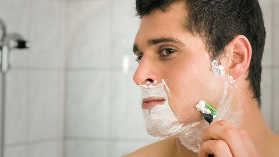 Ein Mann rasiert sich mit einem Einwegrasierer das Gesicht © colourbox Foto: Kzenon