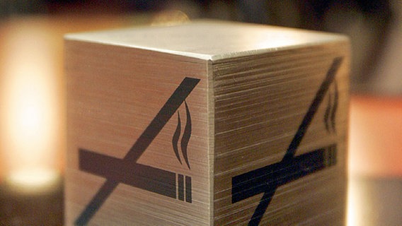 Holzwürfel mit dem Hinweis "Rauchverbot" in einem Lokal © dpa Foto: Frank May