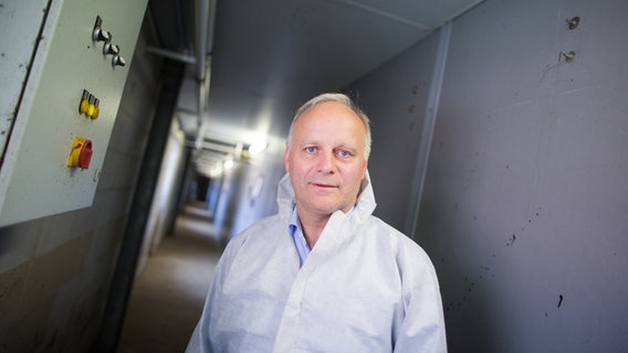 Der Bundestagsabgeordnete Johannes Röring (CDU), Präsident des Westfälisch-Lippischen Landwirtschaftsverbands (WLV) und Sprecher für den Bereich der Schweinehaltung im Deutschen Bauernverband, steht am 23.09.2016 in einem Schweinestall auf seinem Hof in Vreden (Nordrhein-Westfalen).  