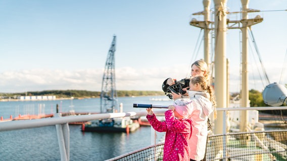 Eine Frau und zwei Kinder im Schifffahrtsmuseum Rostock © Schifffahrtsmuseum Rostock Foto: Erik Groß