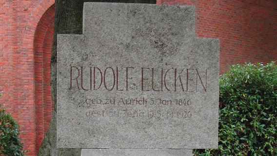 Gedenkstein für Rudolf C. Eucken auf dem Friedhof in Aurich. © Creative Commons CC-BY-SA-2.5 Foto: Matthias Süßen
