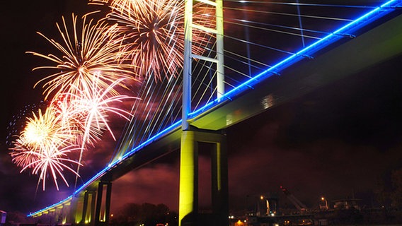 Feuerwerk zur Eröffnung der Rügenbrücke © dpa 