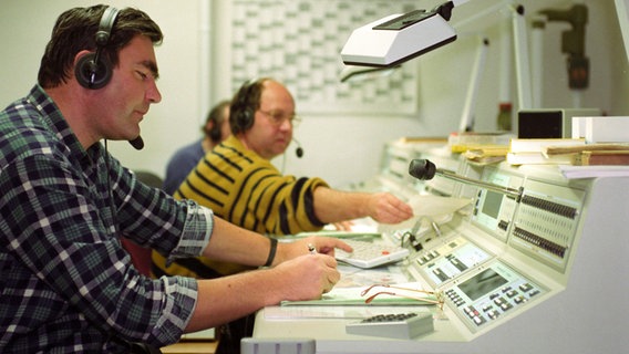 Blick in die UKW-Zentrale der Küstenfunkstelle Rügen Radio. © picture alliance / ZB Foto: Jens Kalaene