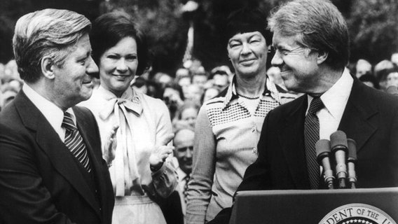 Helmut Schmidt mit US-Präsident Jimmy Carter 1977. Im Hintergrund Rosalynn Carter (links) und Loki Schmidt. © picture-alliance/dpa 