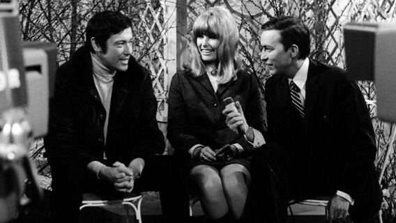 Dietmar Schönherr, Vivi Bach und Rolf Eschenbach am 13.09.1968 in der Aktuellen Schaubude. © NDR/Müller Foto: Müller