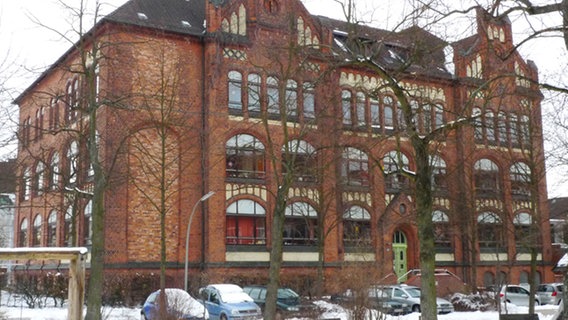 Die Schule in der Woellmerstraße, Hamburg Heimfeld - ehemals Mittelschule, während der NS-Zeit "Bertholdschule" genannt.  Foto: Britta Probol