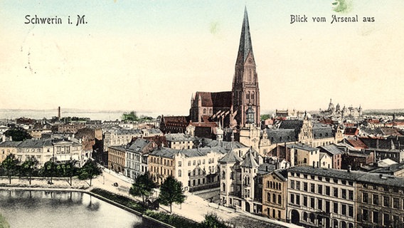 Blick auf Schwerin mit Pfaffenteich und Dom auf einem Foto von 1905 © picture-alliance / akg-images Foto: akg-images