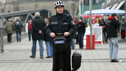 Ein Hamburger Polizist auf einem Elektro-Roller © dpa-Bildfunk Foto: Jens Ressing