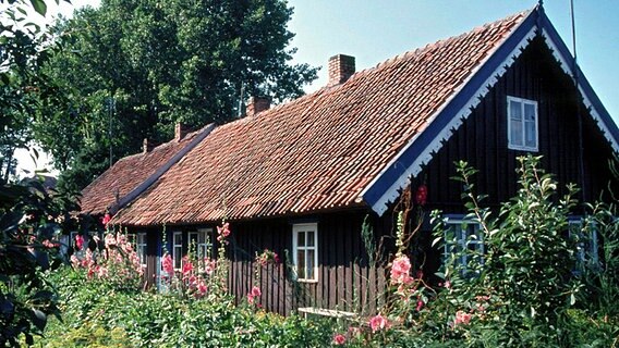 Die malerischen Holzhäuser im litauischen Nida sind heute meist Pensionen für Urlauber aus dem ganzen Ostseeraum. © © NDR/NDR Naturfilm 2007 
