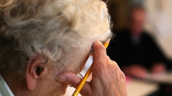 Seniorin überlegt © picture-alliance/ dpa Foto: Oliver Berg