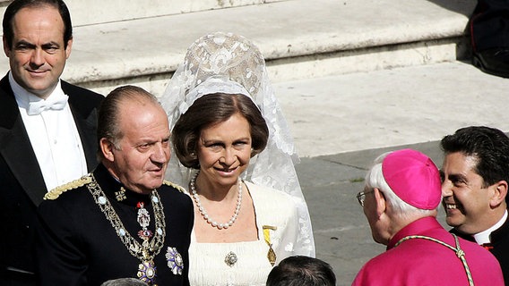 Das spanische Königspaar Sofia und Juan Carlos bei der Amtseinführung von Papst Benedikt XVI. im Vatikan (Archivbild von 2005) © dpa/dpaweb Foto: Ettore Ferrari