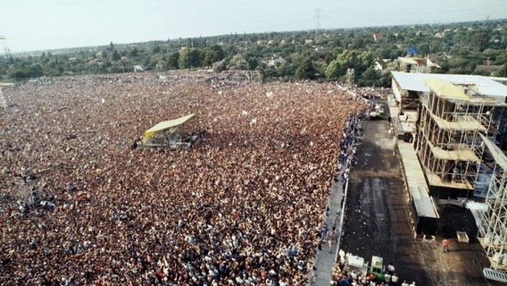 Rund 160.000 Fans beim Konzert des amerikanischen Rockmusikers Bruce Springsteen am 19. Juli 1988 in Ost-Berlin. © picture-alliance / dpa Foto: ADN