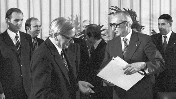 Günter Gaus (links) bei der Unterzeichnung des innerdeutschen Vertrags über den Bau der Autobahn Hamburg-Berlin 1978. © (c) dpa - Report Foto: Günter Bratke