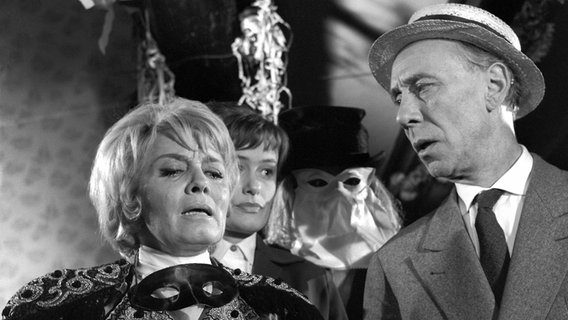 Szene aus der Stahlnetz-Folge "Das Haus an der Stör" (1963), mit Mady Rahl (links), Andrea Grosske und Rudolf Platte (rechts) © NDR 