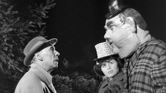 Szene aus der Stahlnetz-Folge "Das Haus an der Stör" (1963), mit Rudolf Platte als Kommissar Roggenburg (links) © NDR 
