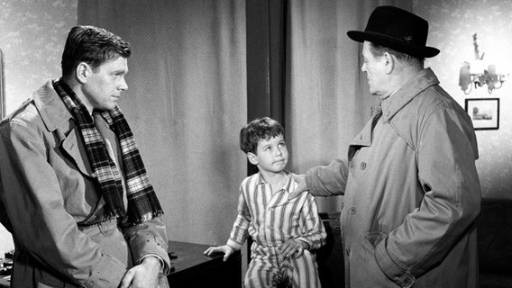 Szene aus der Stahlnetz-Folge "Sechs unter Verdacht" (1958), mit Josef Sieber (rechts), Horst Penkert (links) und Manfred Kunst (Mitte) © NDR 