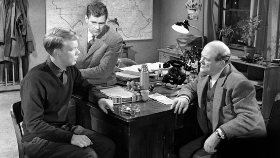 Szene aus der Stahlnetz-Folge "Sechs unter Verdacht" (1958), mit Horst Penkert (Mitte) und Josef Sieber (rechts) © NDR 