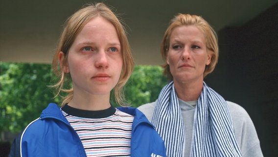 Szene aus der Stahlnetz-Folge "Die Zeugin" mit den Schauspielerinnen Julia Hummer (links) und Suzanne von Borsody. © NDR 