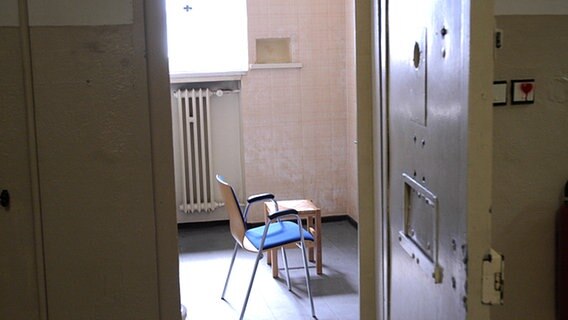 Stuhl in einer Zelle, Gedenkstätte Stasi Untersuchungsgefängnis, Rostock © NDR Foto: Nils Zurawski