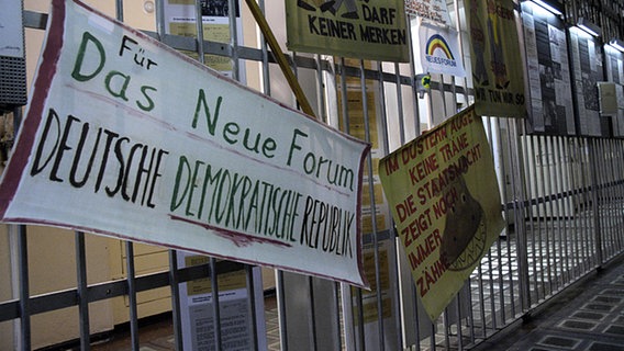 Banner und Transparente der Wende-Demonstrationen, Gedenkstätte Stasi-Untersuchungsgefängnis, Rostock © NDR Foto: Nils Zurawski