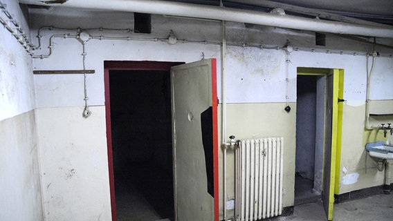 Eingänge zu den Dunkelzellen, Gedenkstätte Stasi Untersuchungsgefängnis, Rostock © NDR Foto: Nils Zurawski