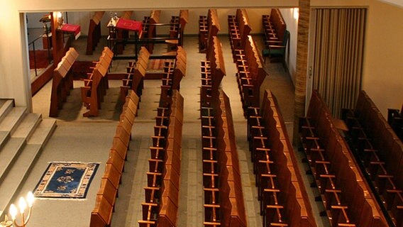 Sitzreihen im Betsaal der Hamburger Synagoge. Im Hintergrund ein Nebenraum, die Mini-Synagoge. © Vivienne Schumacher Foto: Vivienne Schumacher