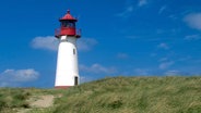 Der Leuchtturm List West auf der Insel Sylt bei blauem Himmel. © digiphot/MEV-Verlag 