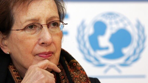 Heide Simonis 2007 vor einem Schild mit dem UNICEF-Logo. © picture-alliance/ dpa Foto: Rainer Jensen