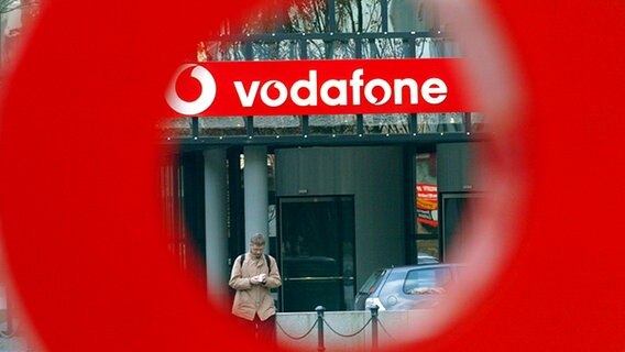 Mann verlässt die Zentrale des Mobilfunkunternehmens Vodafone in Düsseldorf © dpa - Bildfunk Foto: Federico Gambarini